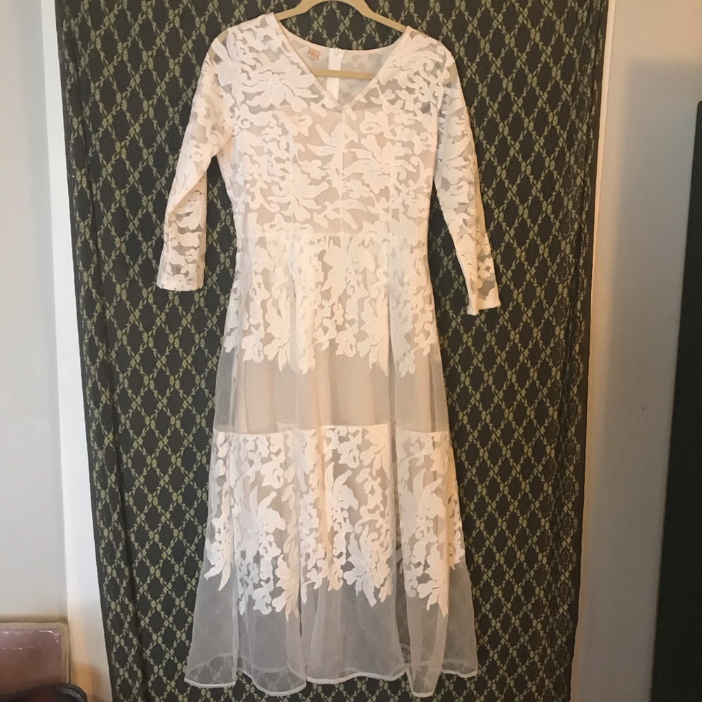 Metisu white/cream elegant dress.